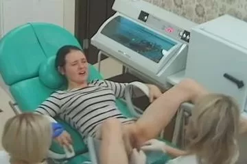 devushka pervyj raz u ginekologa.mp4 000224200 cr