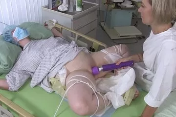 ginekolog vozbuzhdaet vibratorom beremennuyu zhenshchinu