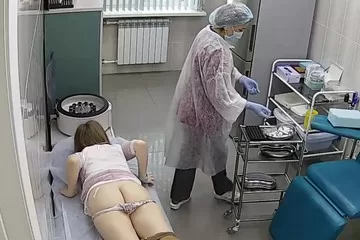 medsestra delaet zhenshchine ukol v popu.mp4 000183200 cr