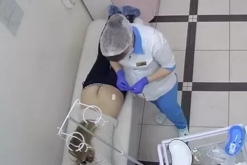 molodoj devushke delayut ukol v popu.mp4 000166400 cr cleanup