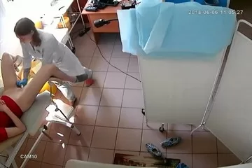 devushka prohodit osmotr vlagalishcha u ginekologa.mp4 000059366 cr