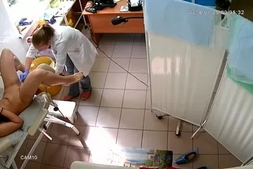 devushka razdelas dlya osmotra u ginekologa.mp4 000078083 cr