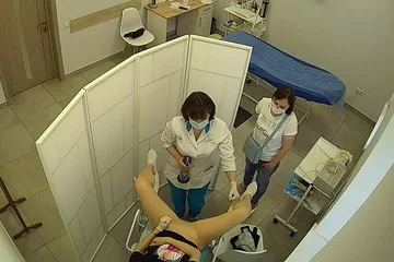 v kabinete zhenskoj konsultacii vklyuchili skrytuyu kameru