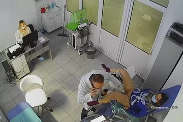 zhenshchina prishla na obsledovanie k vrachu i snyala trusy.mp4 000167397 cr