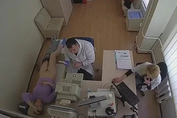 golaya zhenshchina na osmotre u vracha.mp4 000071125 cr