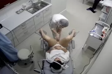 zhenshchina s razdvinutymi nogami v kresle u ginekologa crop.mp4 000149166 cr cleanup
