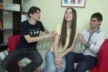 Парень смотрит, как приятель трахает его девушку paren smotrit kak priyatel trahaet ego devushku